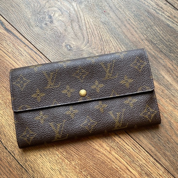 Louis Vuitton Handbags - Authentic LV wallet/ bag